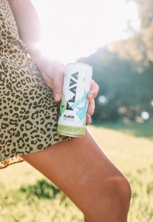 FLAVA Hard Seltzer en España. El mejor Hard Seltzer, con 50% menos calorías que una cerveza, muy refrescante y muy ligera. Baja en calorías, baja en azúcar y bajo en carbohidratos.